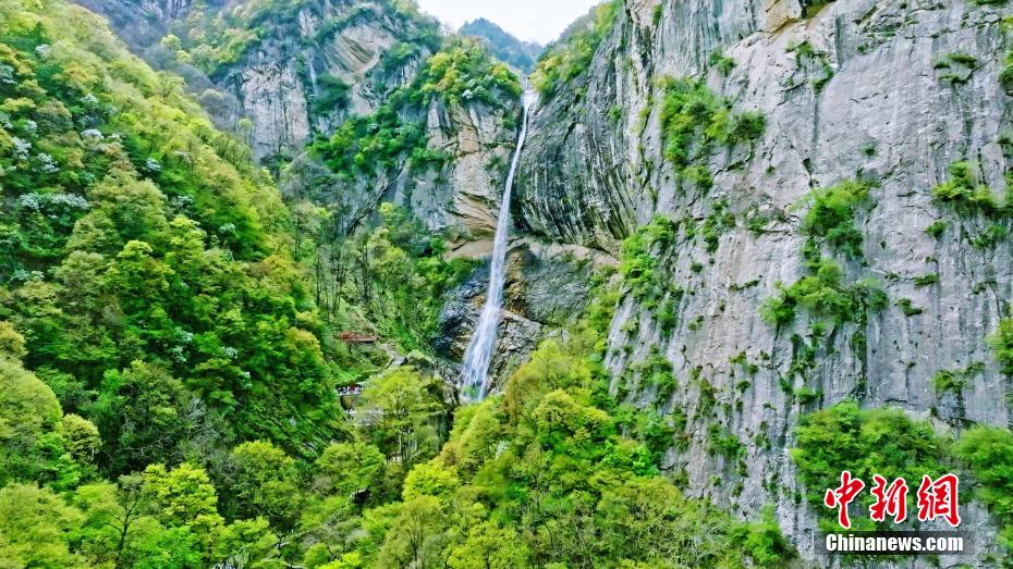 陕西秦岭山间现“彩虹飞瀑” 如梦如幻