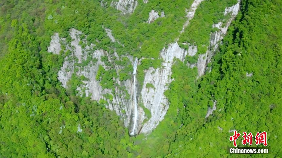 陕西秦岭山间现“彩虹飞瀑” 如梦如幻