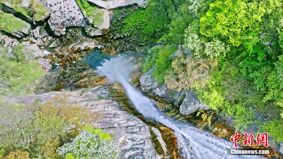 陕西秦岭山间现“彩虹飞瀑” 如梦如幻