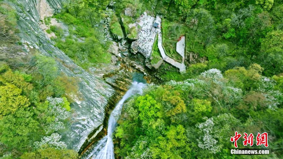 陕西秦岭山间现“彩虹飞瀑” 如梦如幻