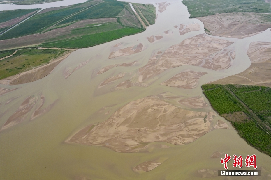 山西运城：黄河河道泥沙冲刷 形成“河中沙岛”