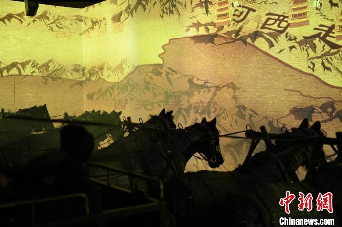 图为游客在大汉赋馆内体验坐马车。　戴文昌 摄