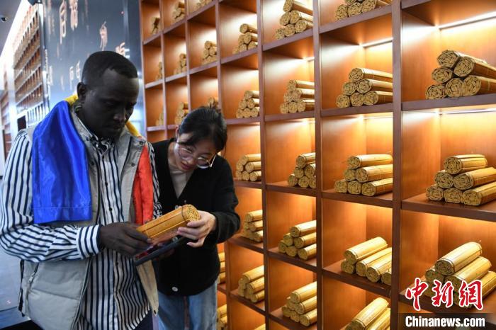 图为游客在大汉赋馆内体验阅读汉简(复制品)。　戴文昌 摄