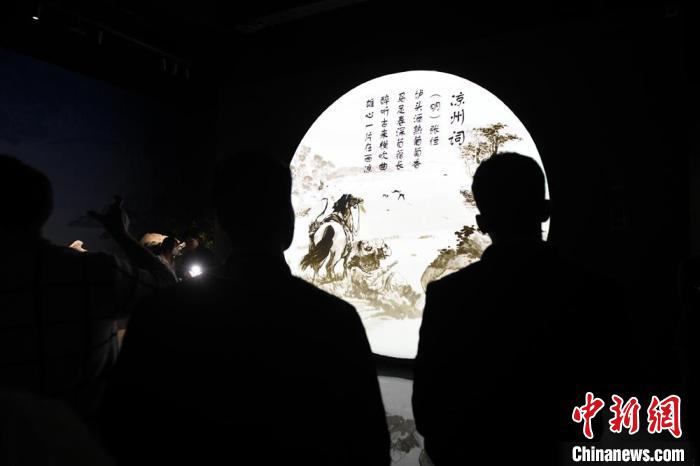 图为游客在凉州词馆内体验阅读古诗词。　戴文昌 摄