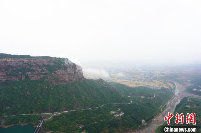 雨中的河南新乡太行山云雾缭绕。　韩章云 摄