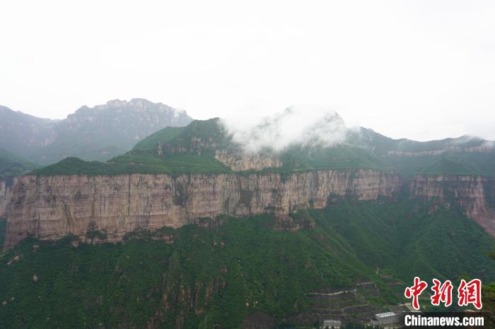 雨中的新乡太行山云雾缭绕。　韩章云 摄