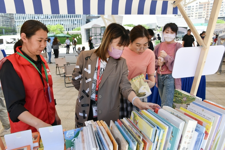 大连高新区职工阅读季图书市集热闹开市