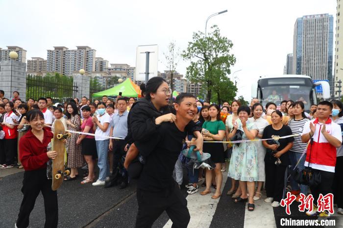 江西“无腿女孩”顺利完成高考：希望考上喜欢的大学和专业