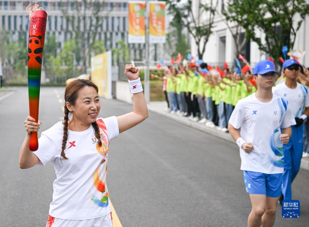 成都大运会火炬传递宜宾站举行