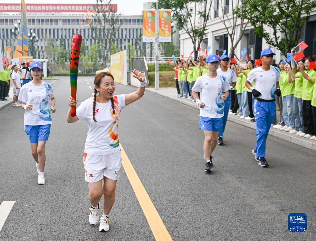 成都大运会火炬传递宜宾站举行