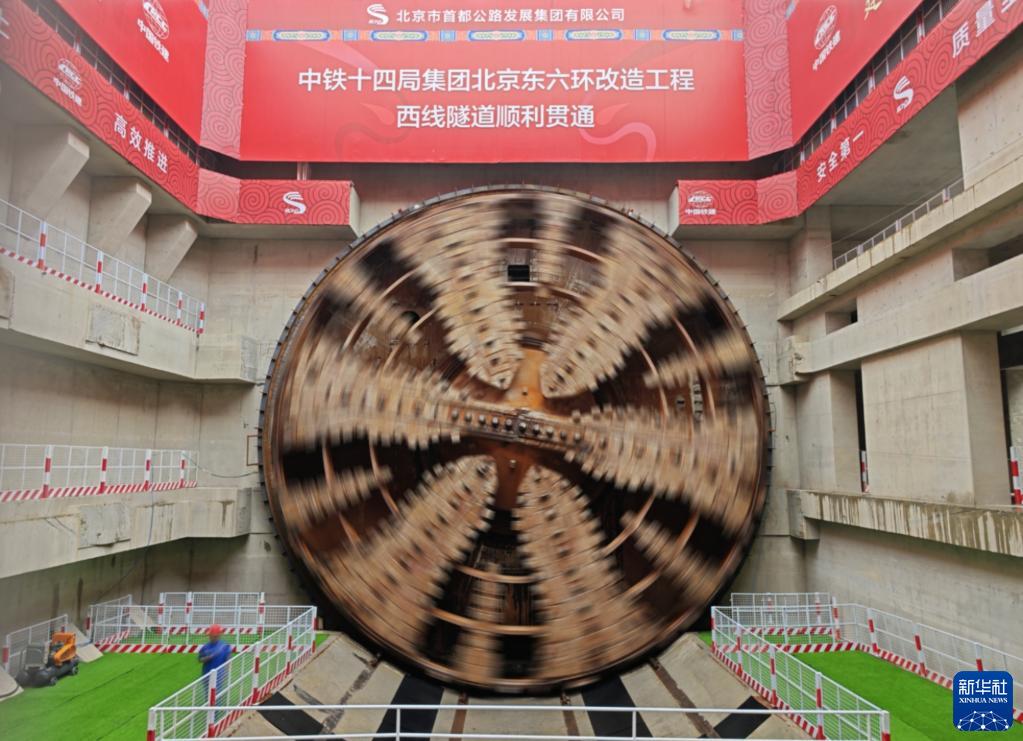国产最大直径盾构机出洞