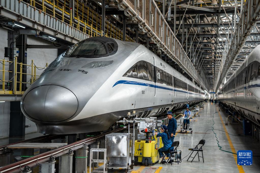 昆明:动车“体检” 保障暑运安全