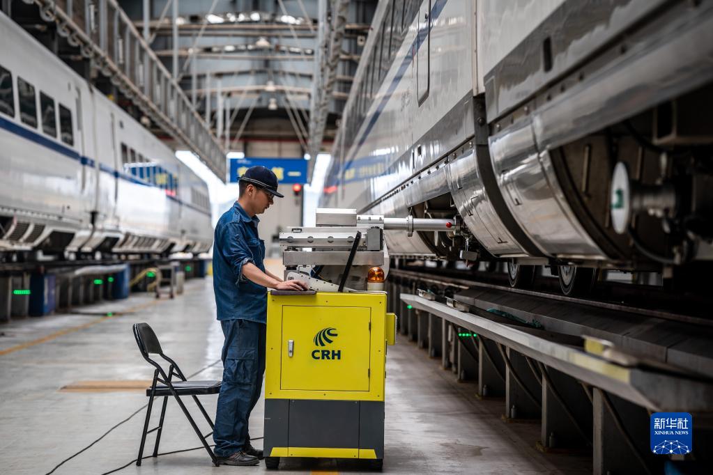 昆明:动车“体检” 保障暑运安全