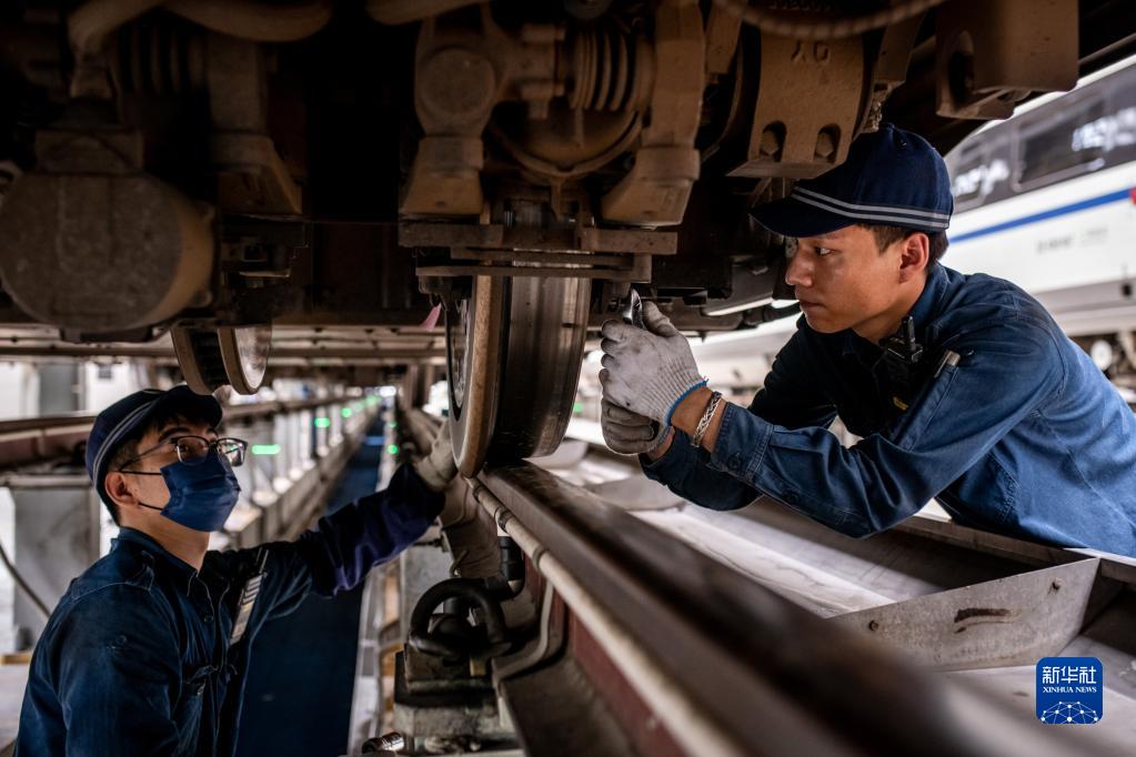 昆明:动车“体检” 保障暑运安全