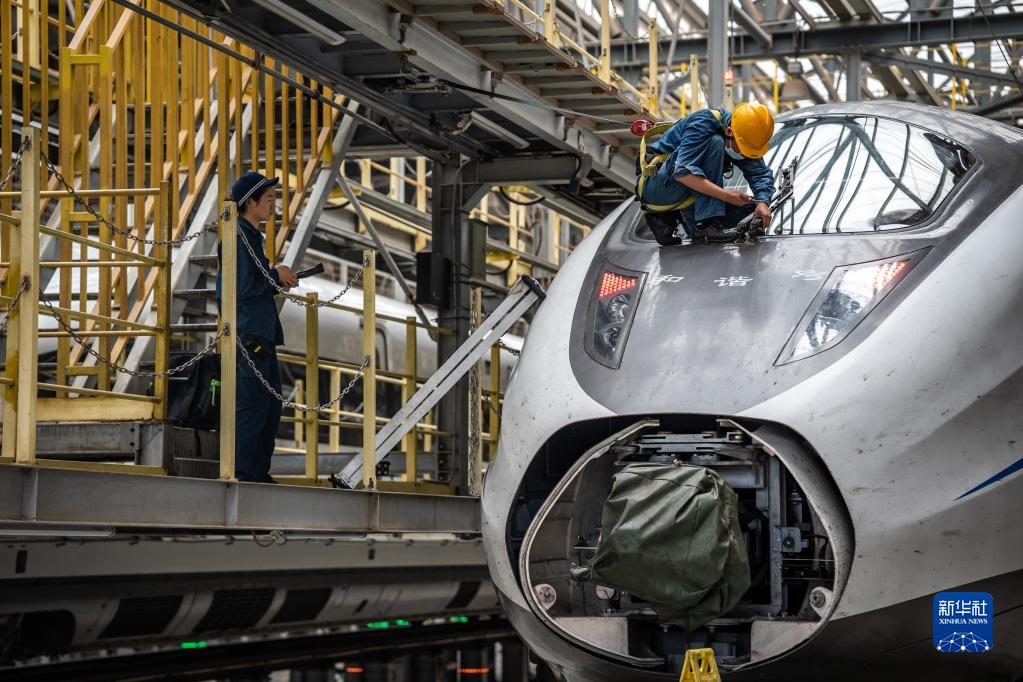 昆明:动车“体检” 保障暑运安全