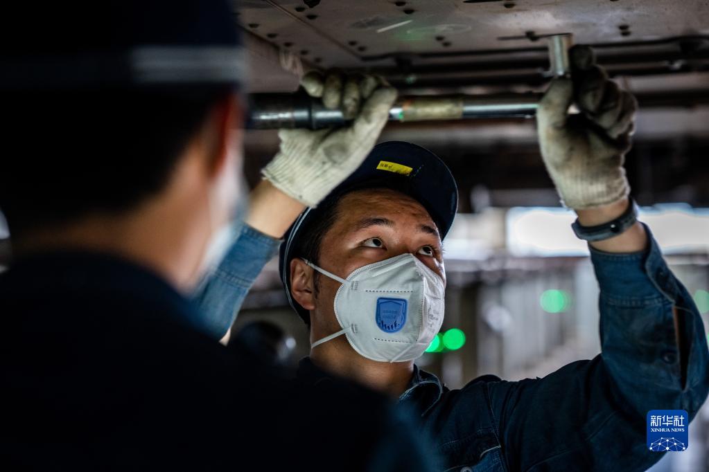 昆明:动车“体检” 保障暑运安全