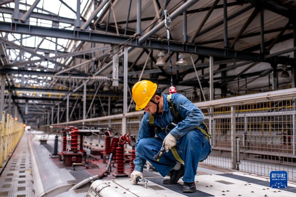 昆明:动车“体检” 保障暑运安全