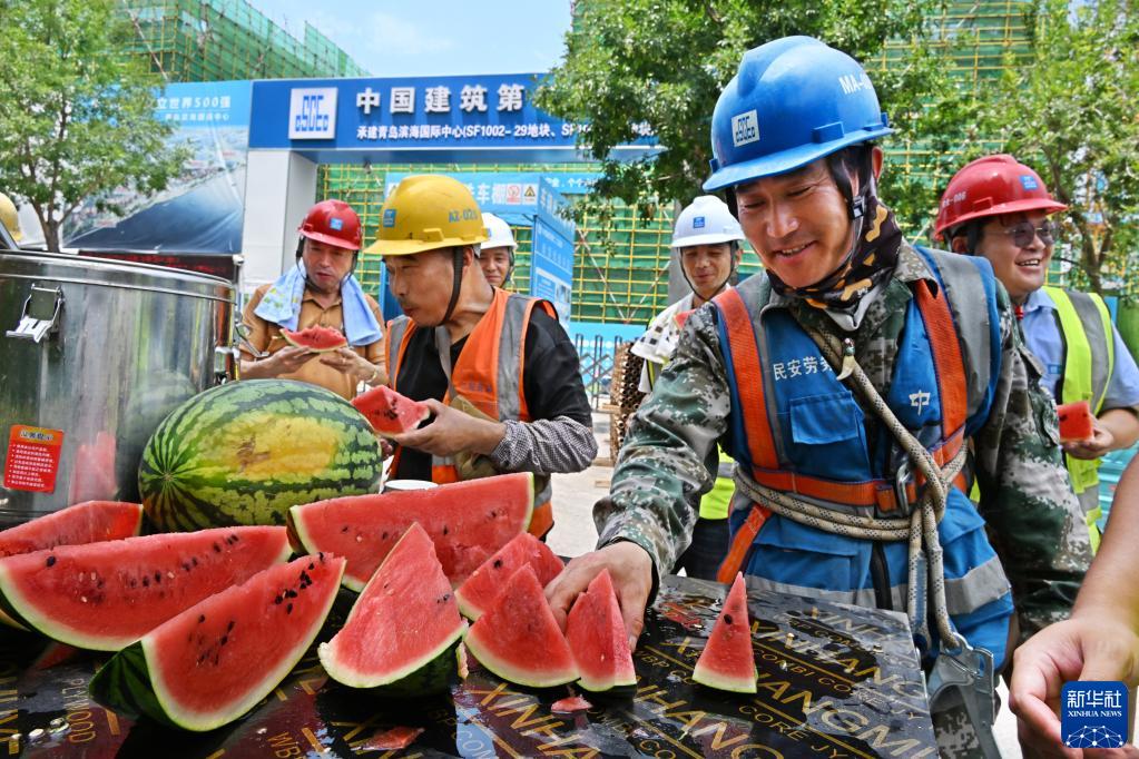 山东青岛：工地防暑送清凉