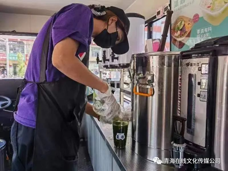 女大学生在囊谦县开了首家移动网红冷饮店