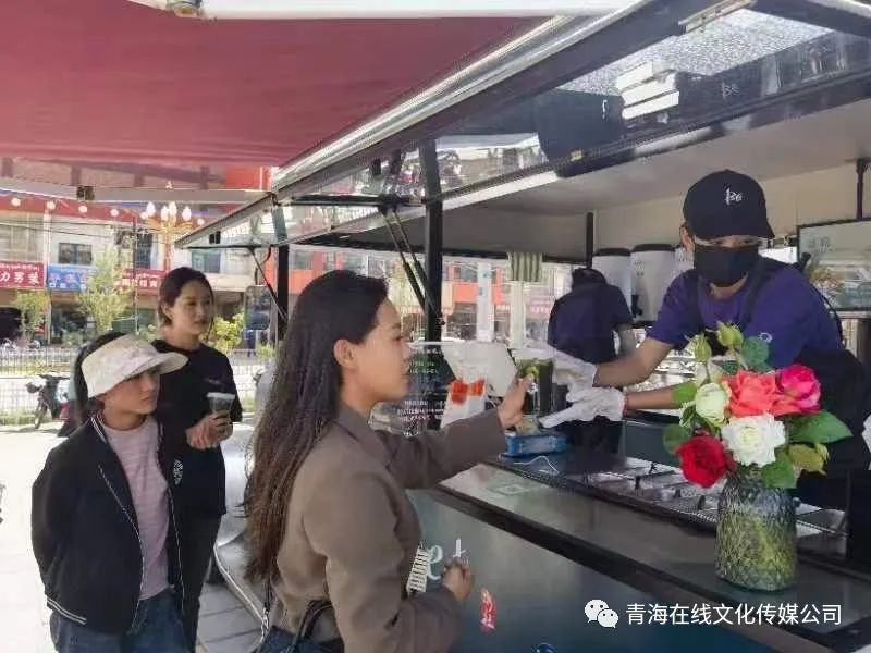 女大学生在囊谦县开了首家移动网红冷饮店