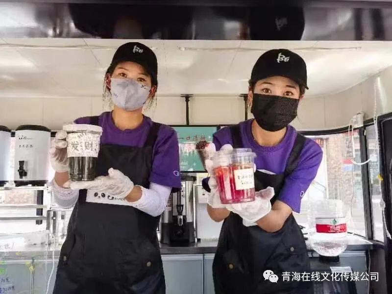 女大学生在囊谦县开了首家移动网红冷饮店