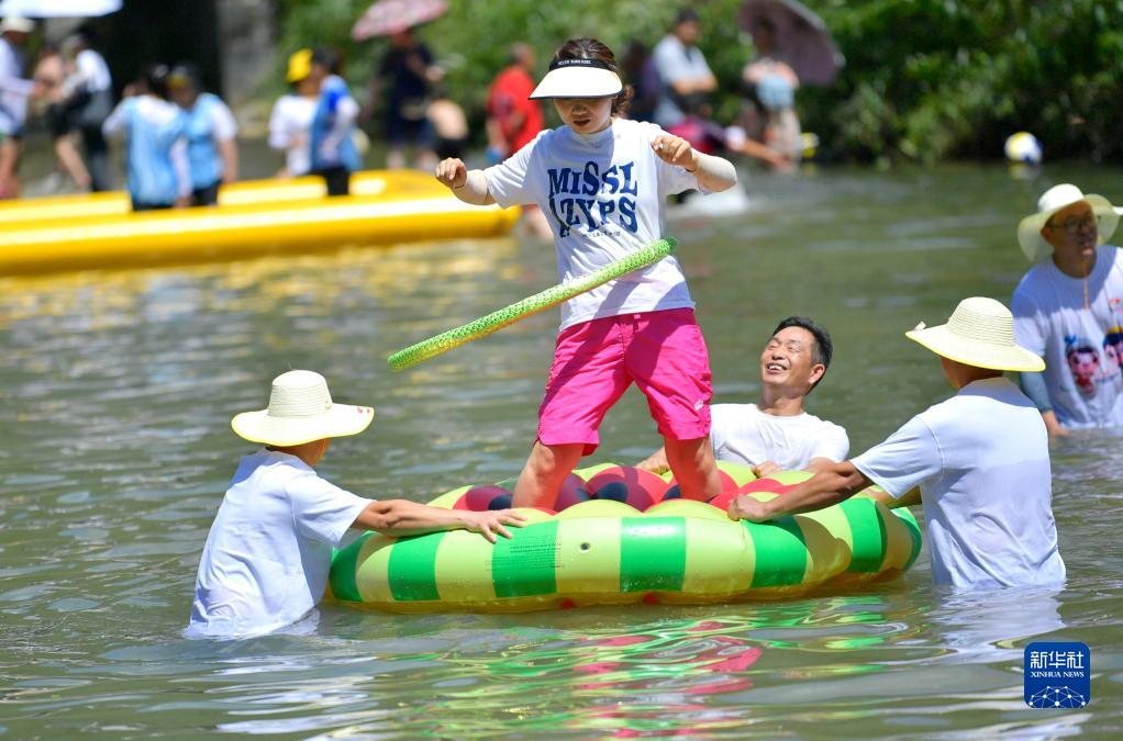 水上趣味运动会享清凉