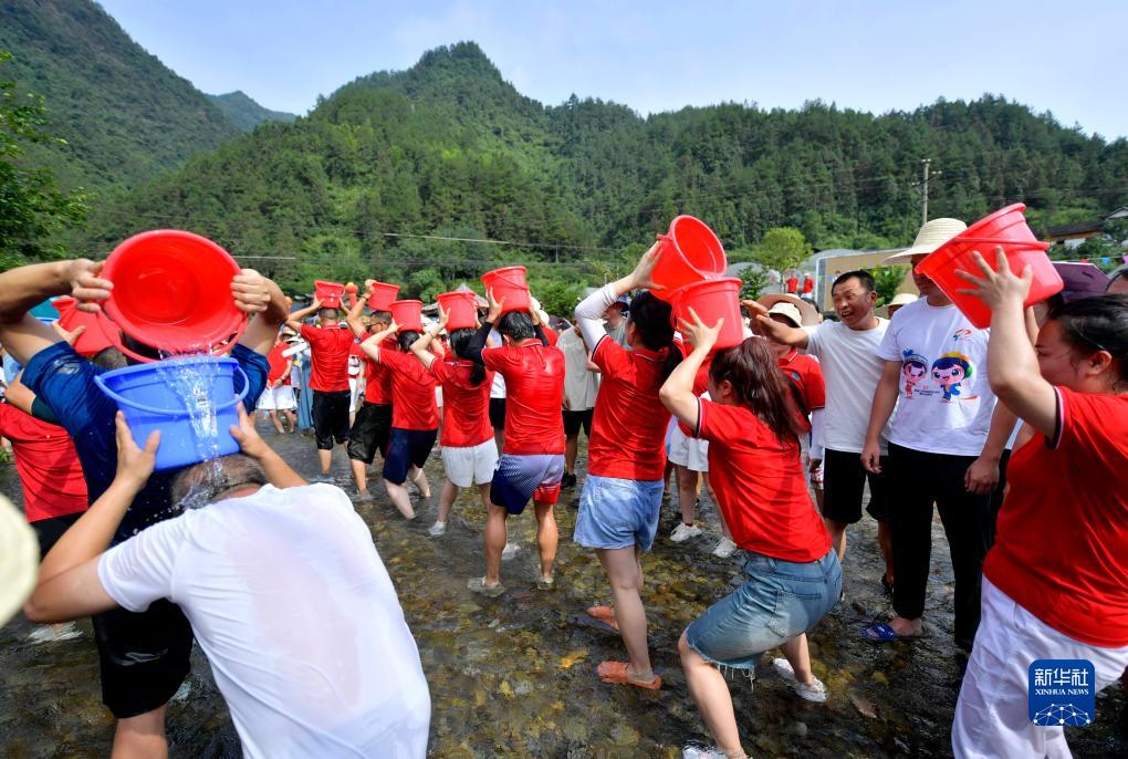 水上趣味运动会享清凉