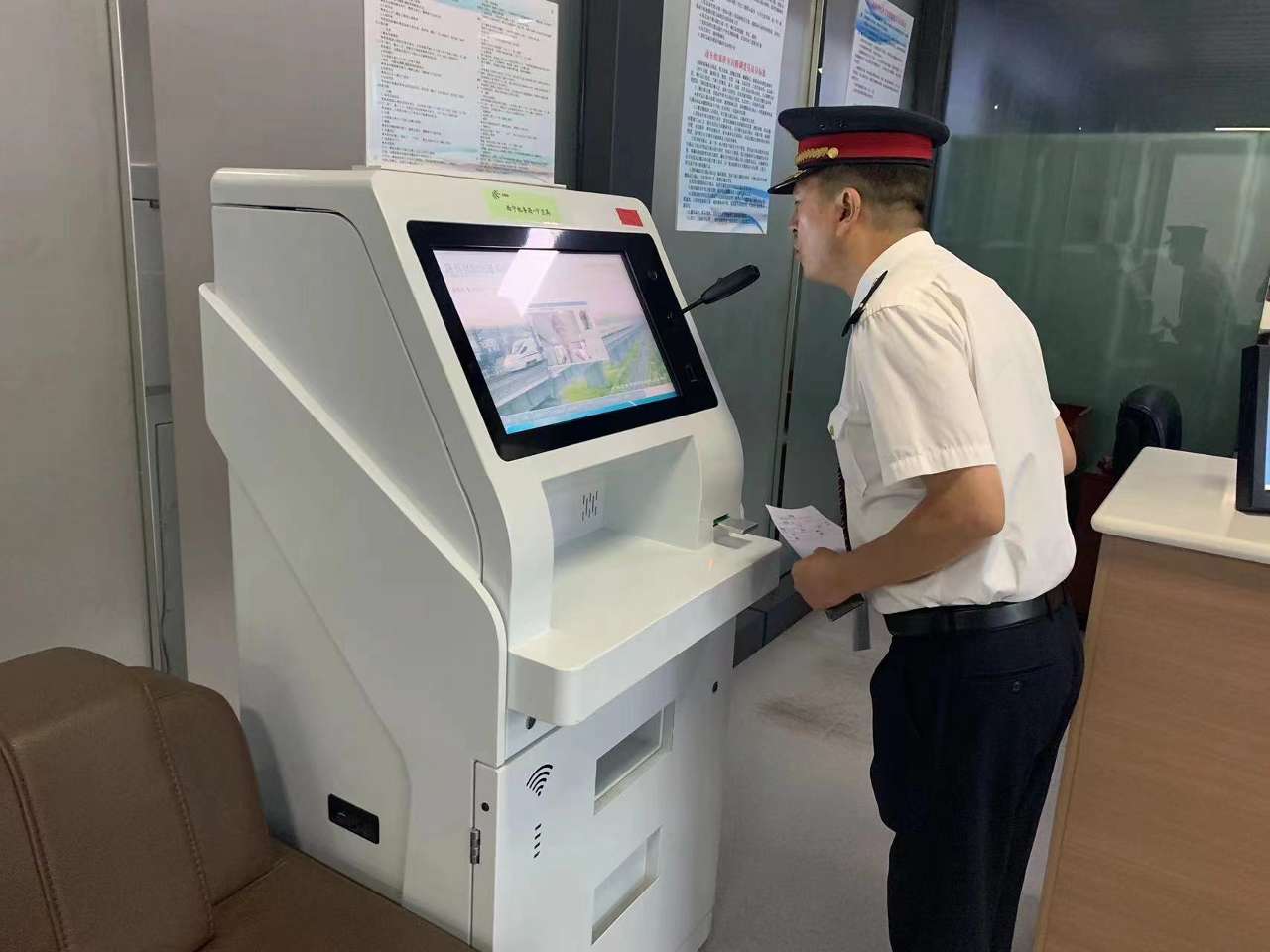 高原动车司机用上了“ATM”机