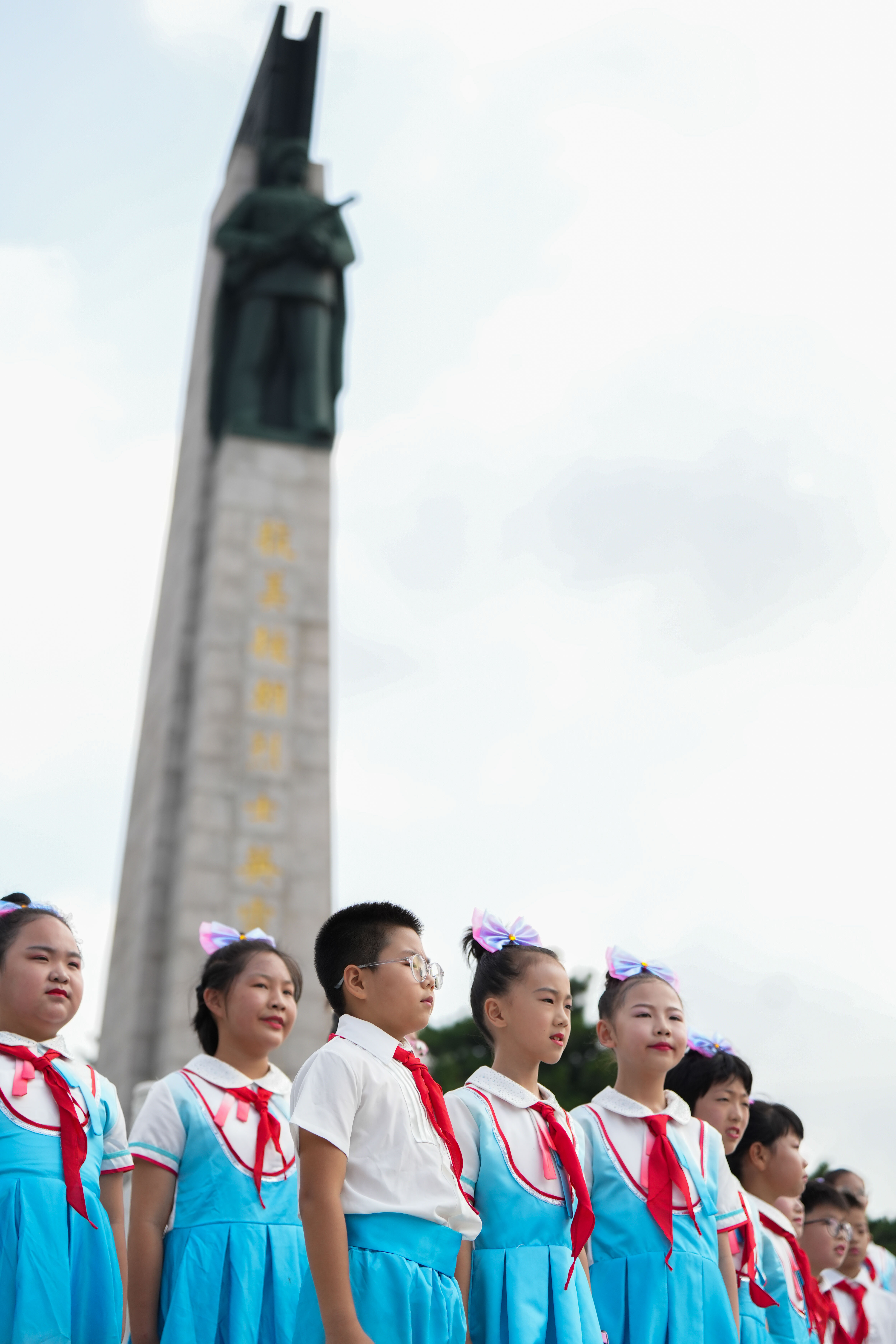 今天，他们来到了抗美援朝烈士陵园……