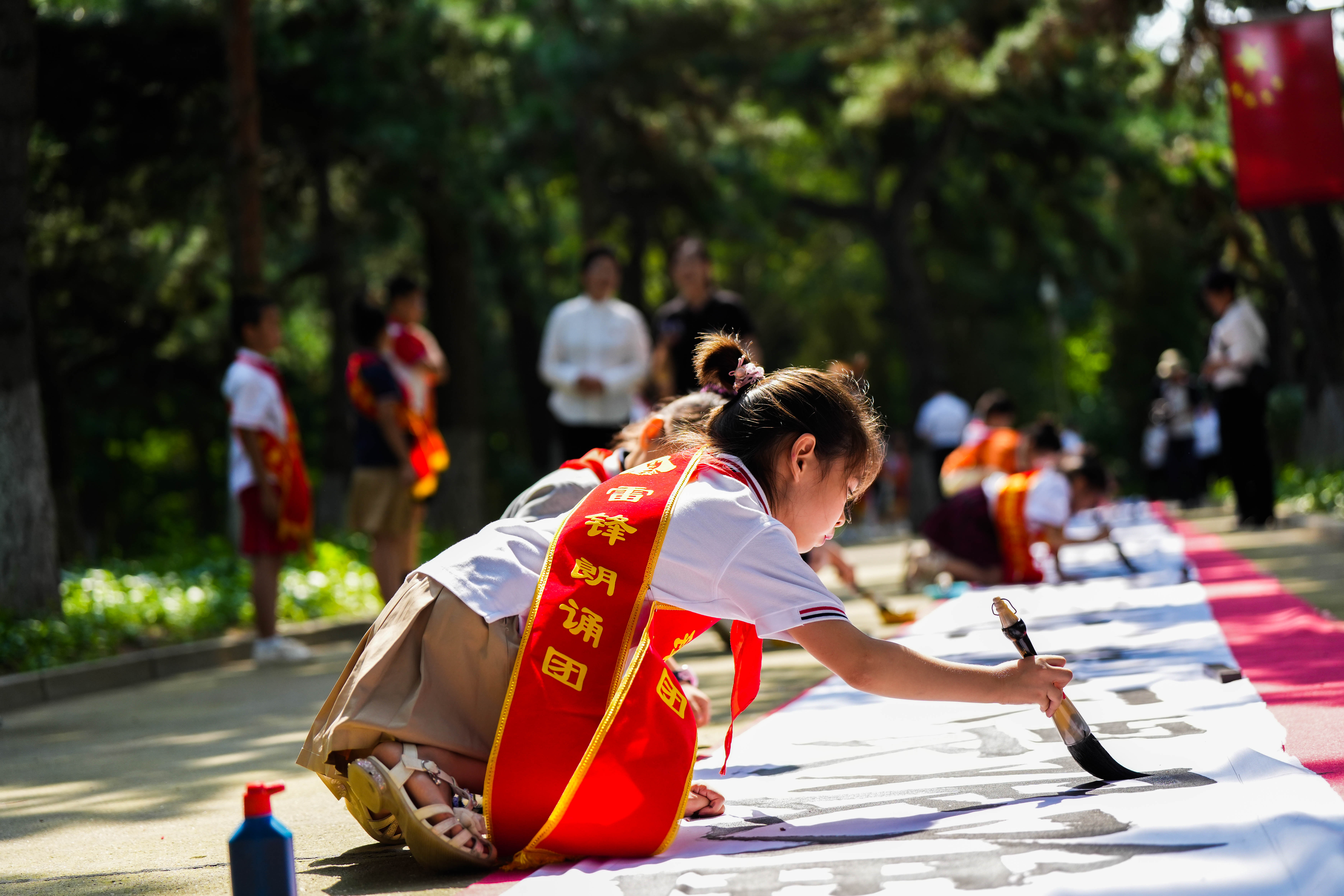 今天，他们来到了抗美援朝烈士陵园……