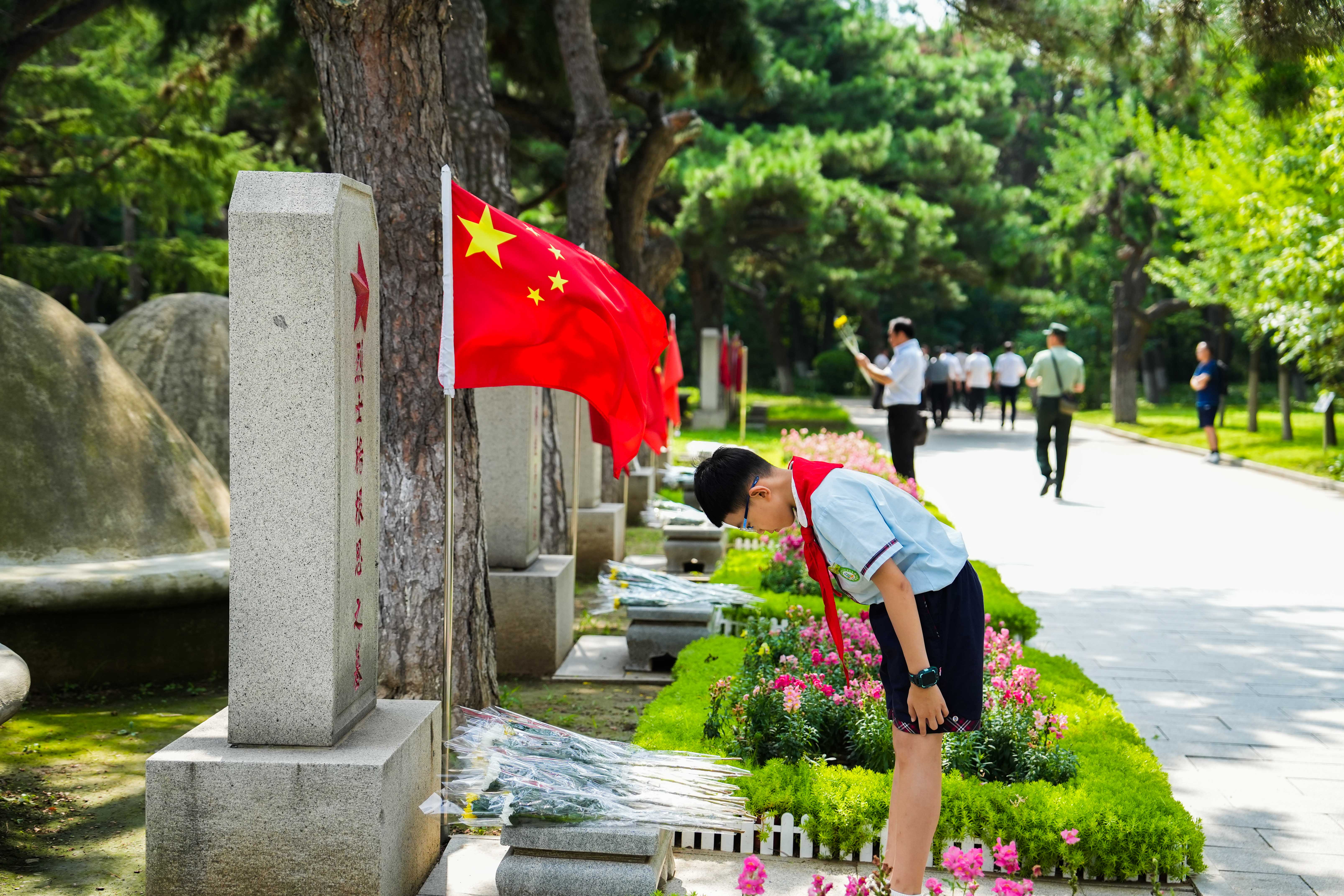 今天，他们来到了抗美援朝烈士陵园……