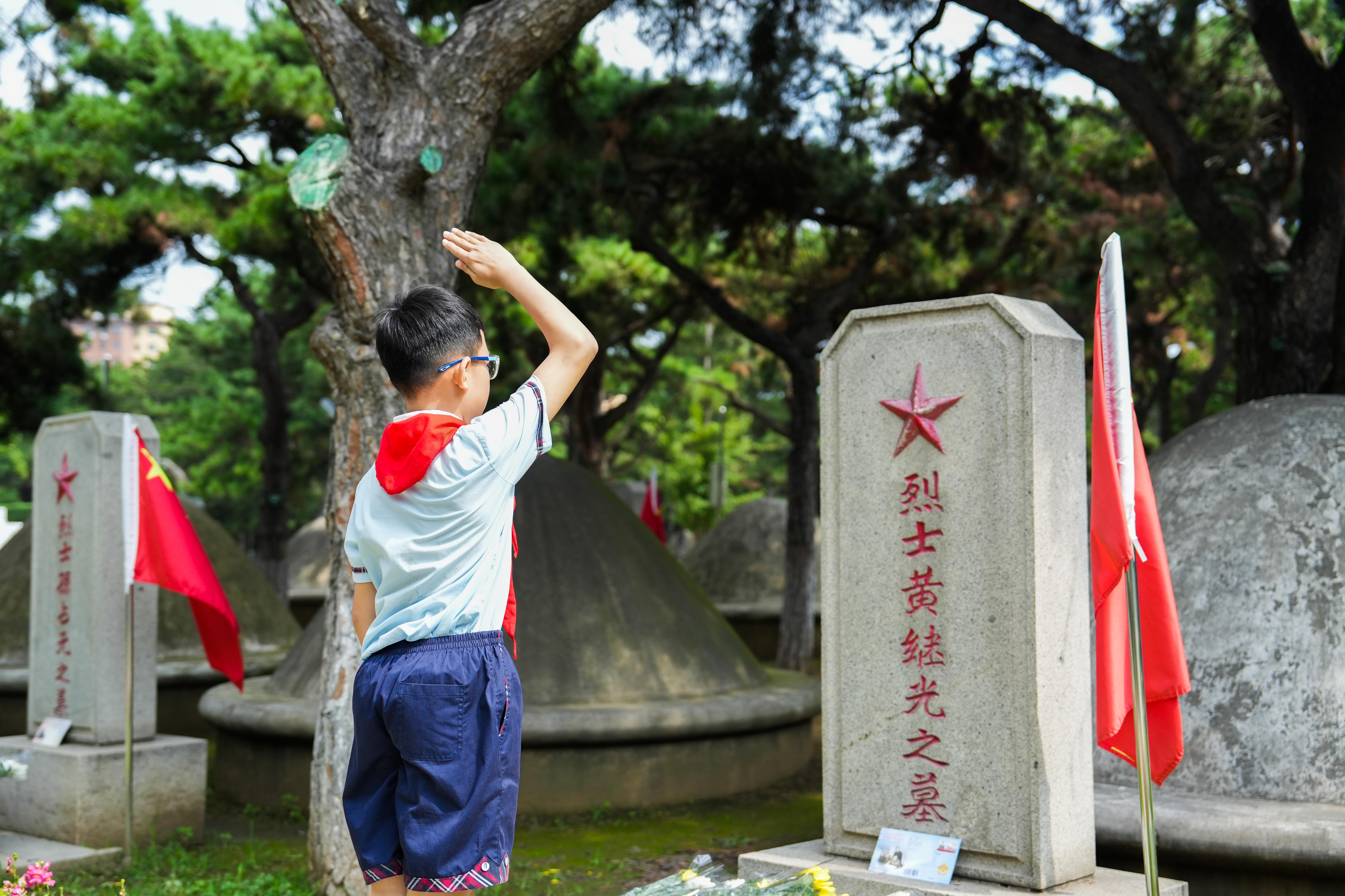 今天，他们来到了抗美援朝烈士陵园……