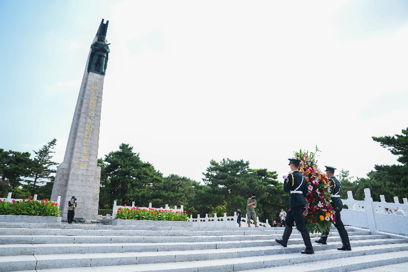 今天，他们来到了抗美援朝烈士陵园……