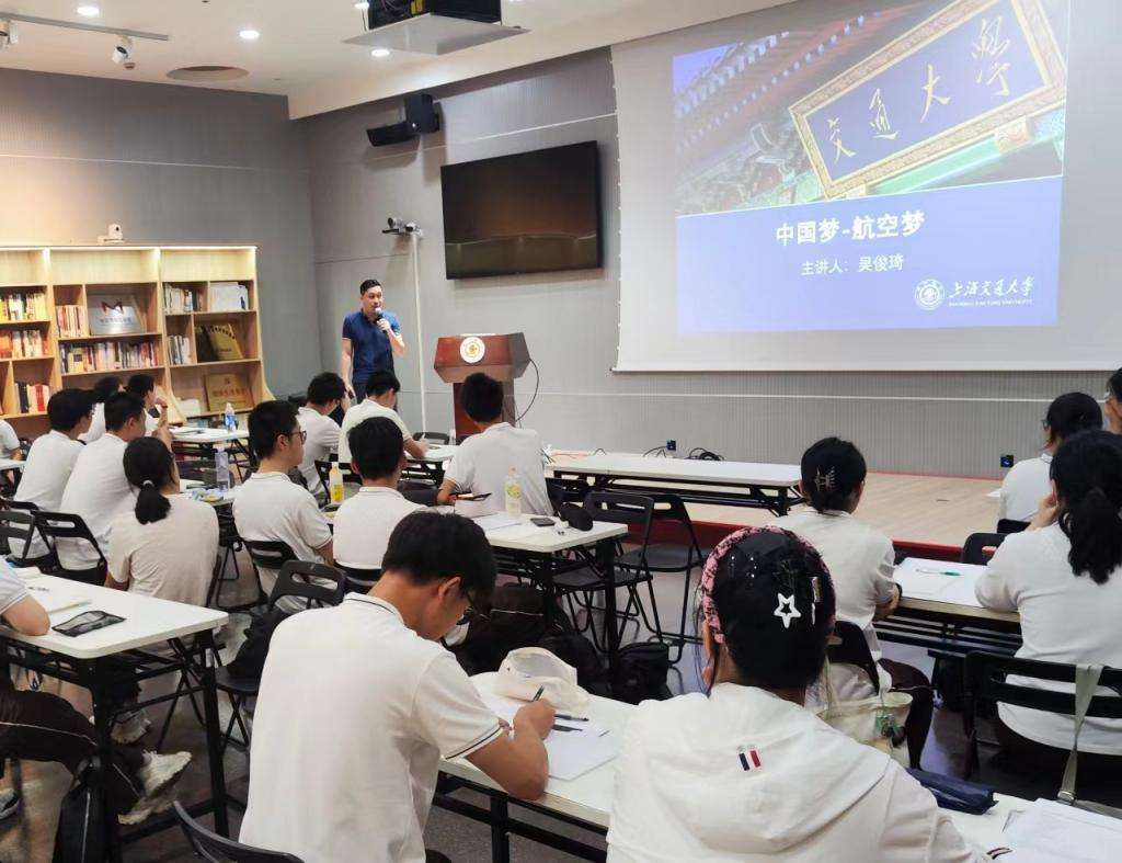 “红课启航”：浦外师生探索学科与思政课同向同行