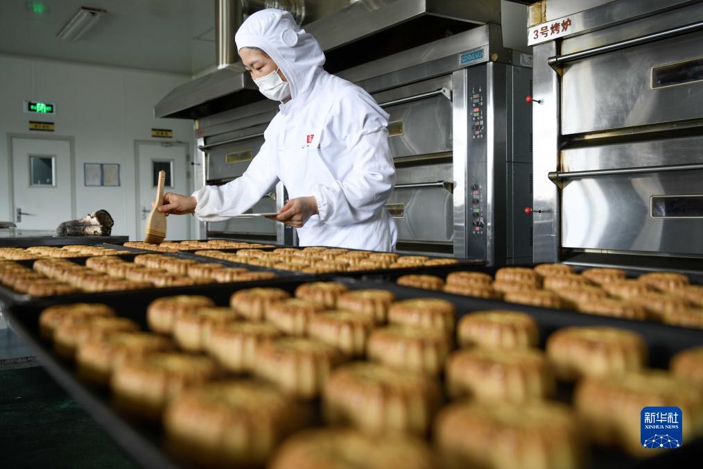 河北围场：马铃薯月饼制作忙