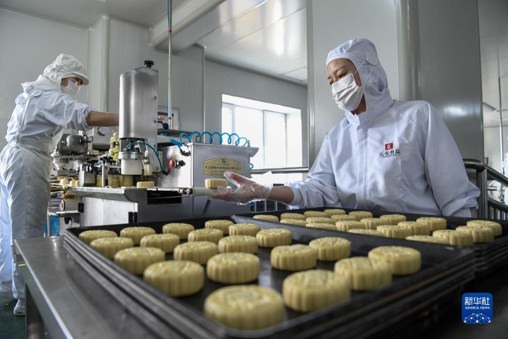 河北围场：马铃薯月饼制作忙