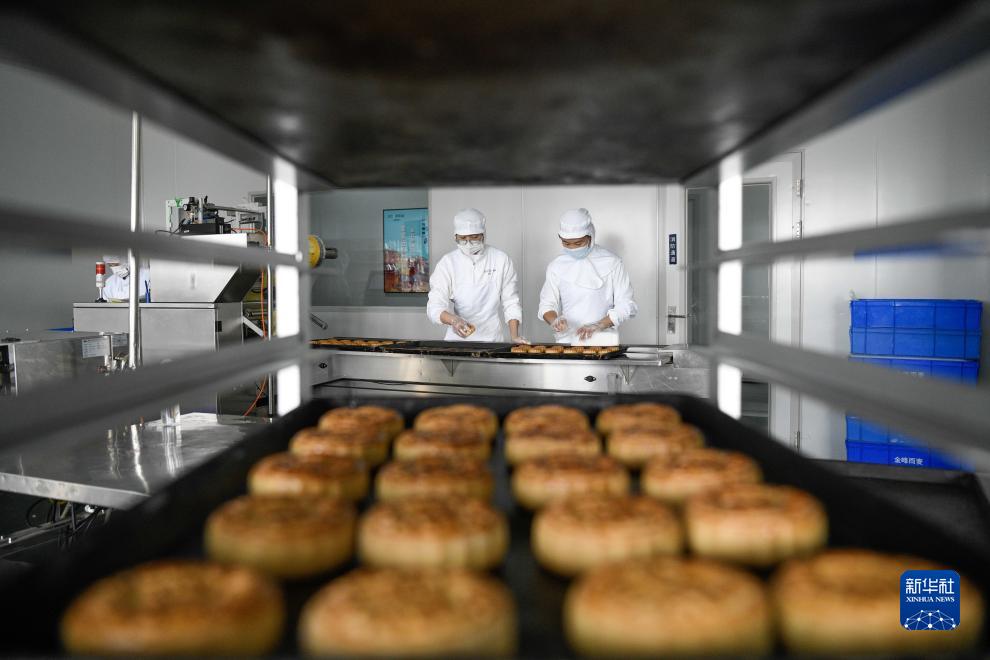 河北围场：马铃薯月饼制作忙