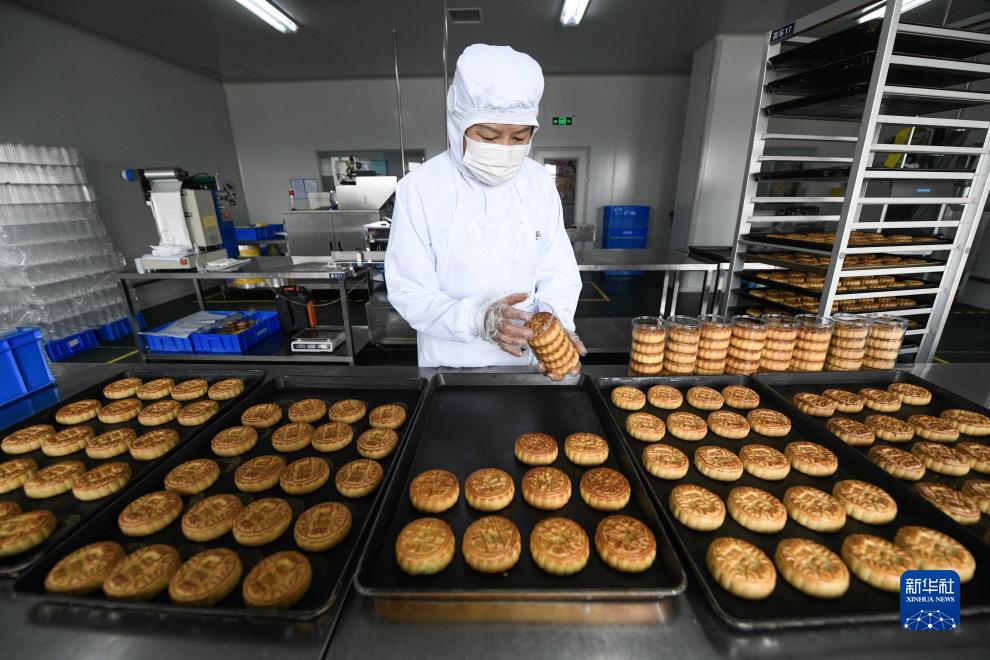 河北围场：马铃薯月饼制作忙