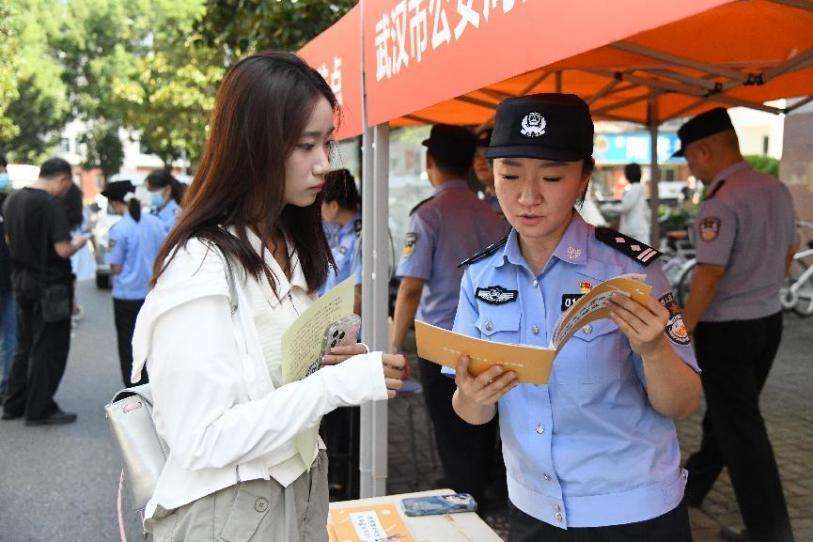 武汉公安全力护航在汉高校开学季