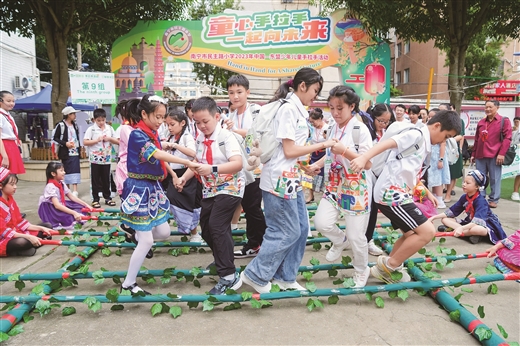 常开友谊花 牵手向未来