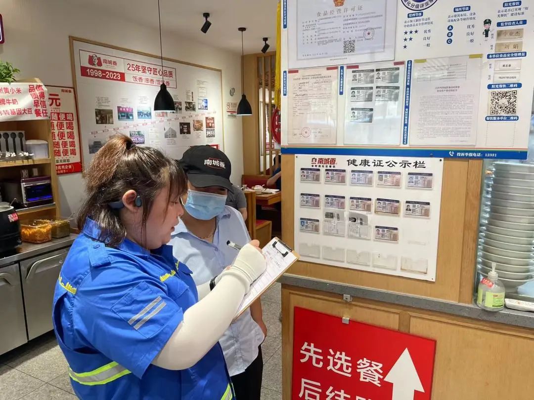 沟通商户零距离，环雅丽都八分公司积极推进“公交化”收运