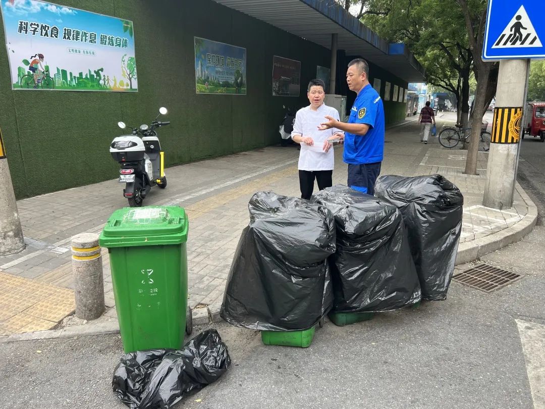 沟通商户零距离，环雅丽都八分公司积极推进“公交化”收运
