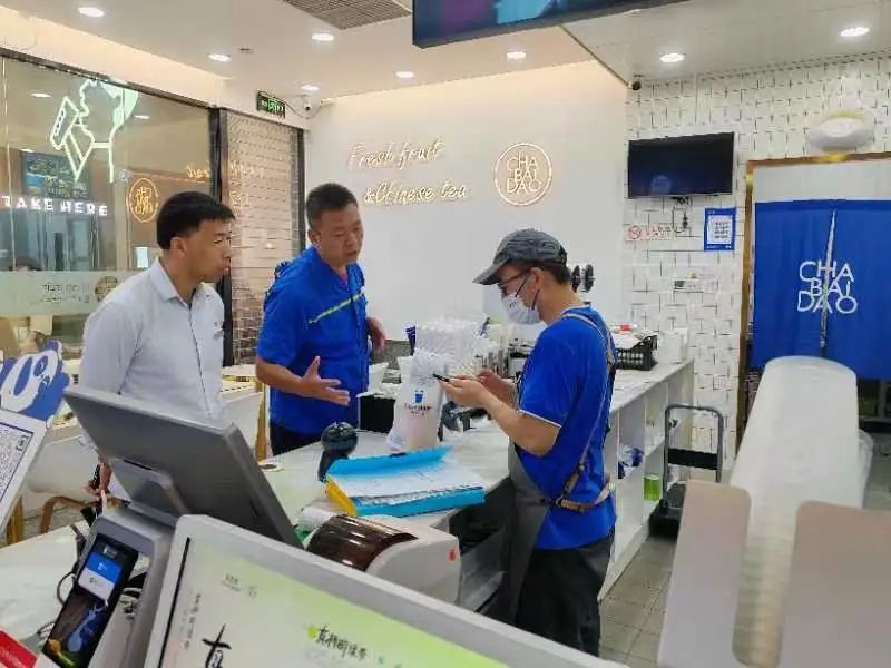 沟通商户零距离，环雅丽都八分公司积极推进“公交化”收运