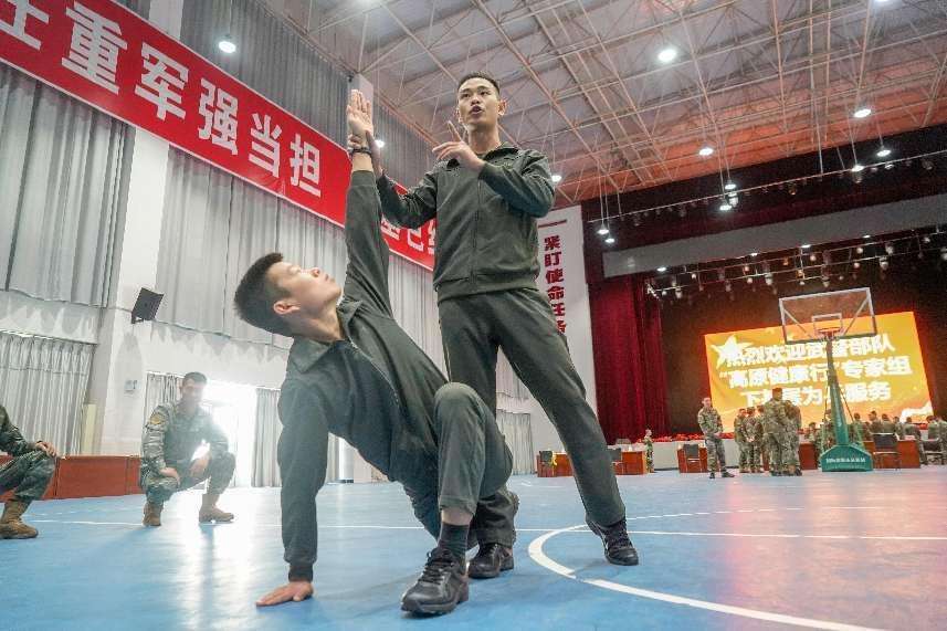 高原一线巡诊暖兵心——武警部队“高原健康行”专家组深入武警青海某支队为官兵提供医疗服务