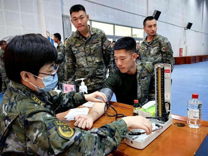 高原一线巡诊暖兵心——武警部队“高原健康行”专家组深入武警青海某支队为官兵提供医疗服务