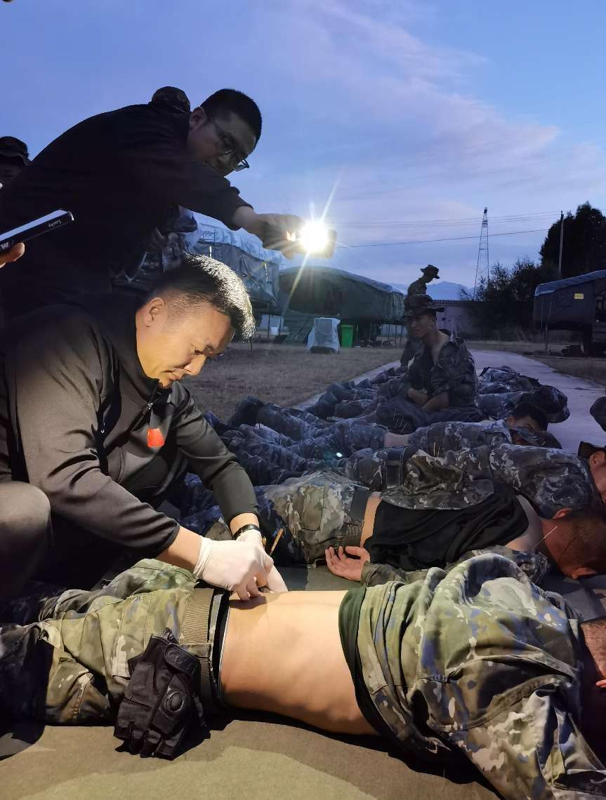 高原一线巡诊暖兵心——武警部队“高原健康行”专家组深入武警青海某支队为官兵提供医疗服务