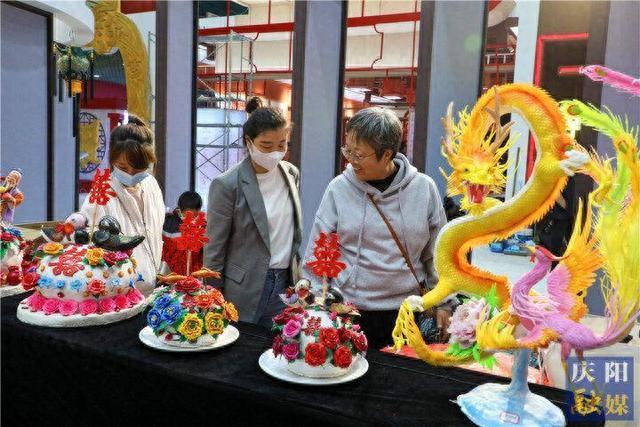 【摄影报道】先睹为快！香包节展销产品丰富多彩琳琅满目