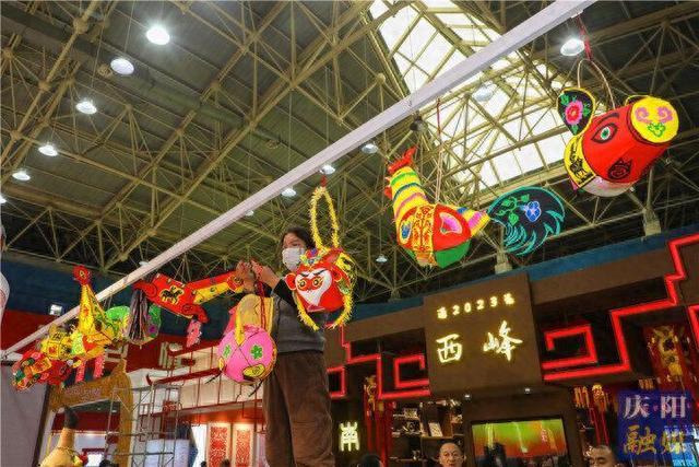 【摄影报道】先睹为快！香包节展销产品丰富多彩琳琅满目