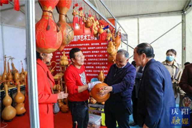 【摄影报道】先睹为快！香包节展销产品丰富多彩琳琅满目