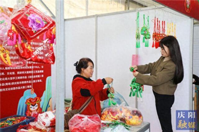 【摄影报道】先睹为快！香包节展销产品丰富多彩琳琅满目